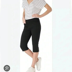 💕3/$25💕 89th + Madison Black Capris Pants